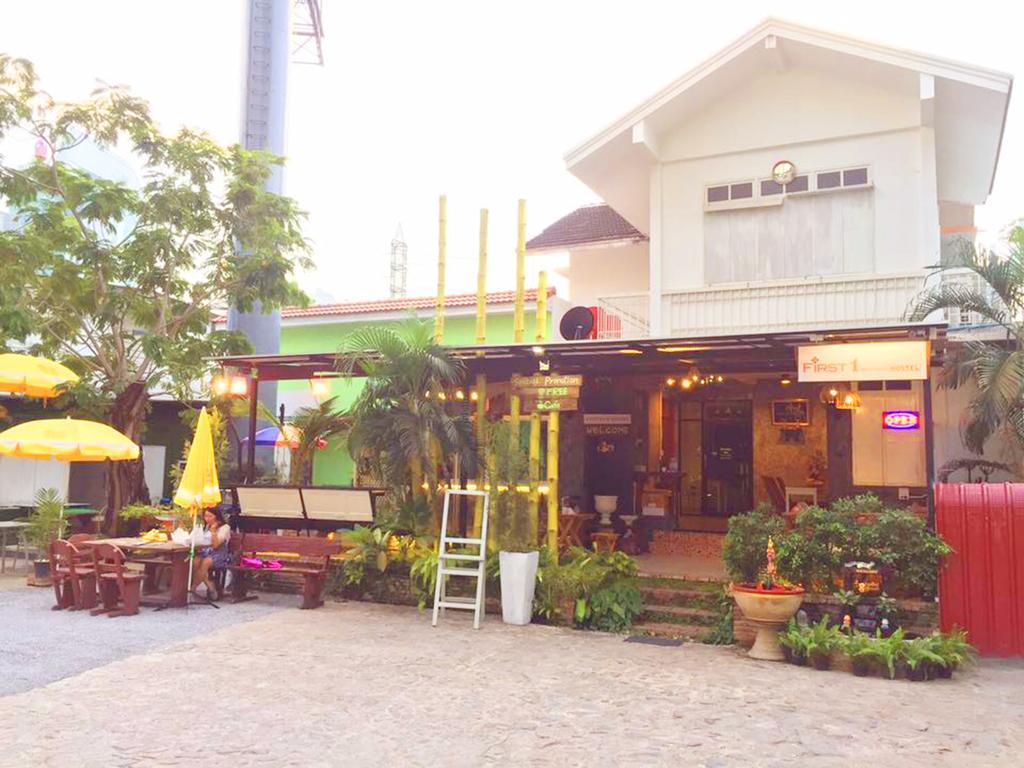 First 1 Boutique Hostel At Sukhumvit 1 Bangkok Buitenkant foto