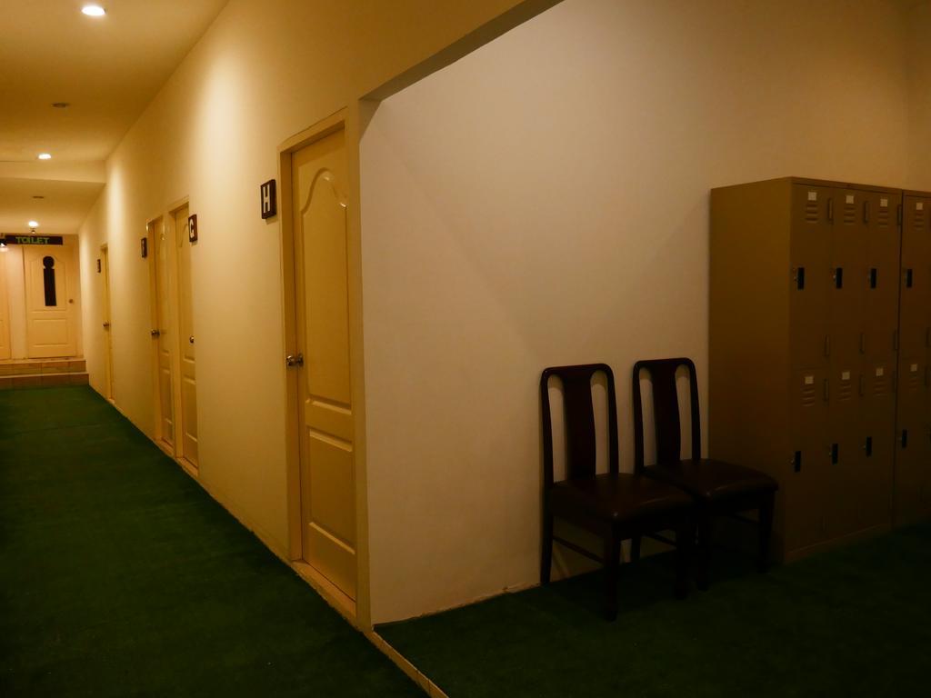 First 1 Boutique Hostel At Sukhumvit 1 Bangkok Buitenkant foto