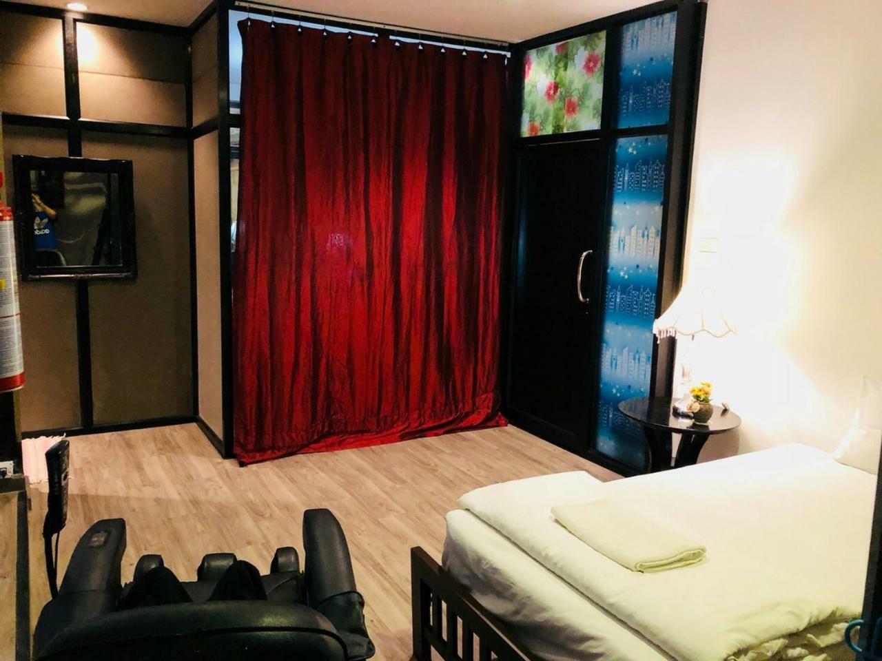 First 1 Boutique Hostel At Sukhumvit 1 Bangkok Buitenkant foto